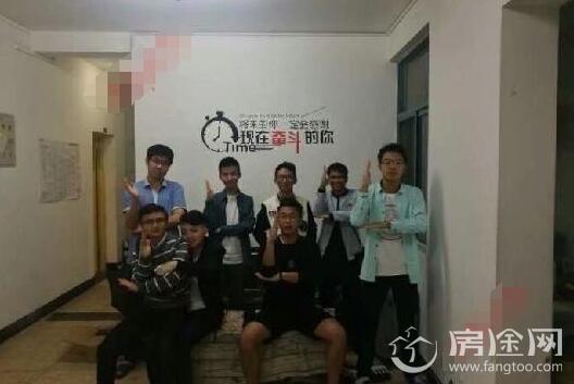 辅导员让学生摆奥特曼造型合照证明归寝 同学们一开始是拒绝的……