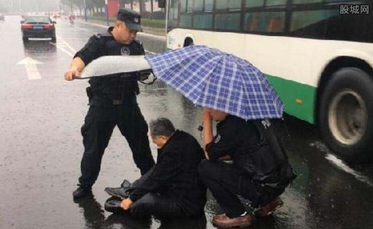 民警举盾牌为老人遮雨