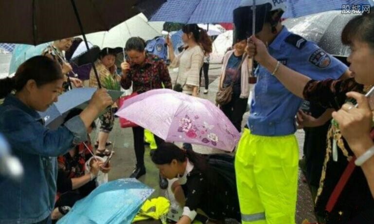 民警脱雨衣给摔倒老人