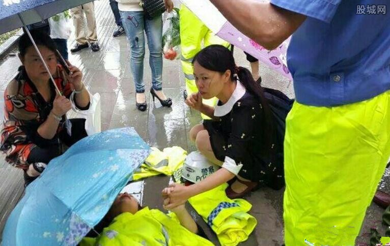 民警脱雨衣给摔倒老人