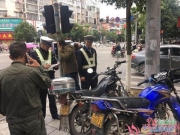 交警从病床偷偷跑回执勤点上班 妻子：我真是服了