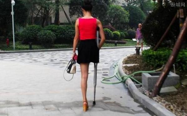 独腿女孩穿高跟鞋