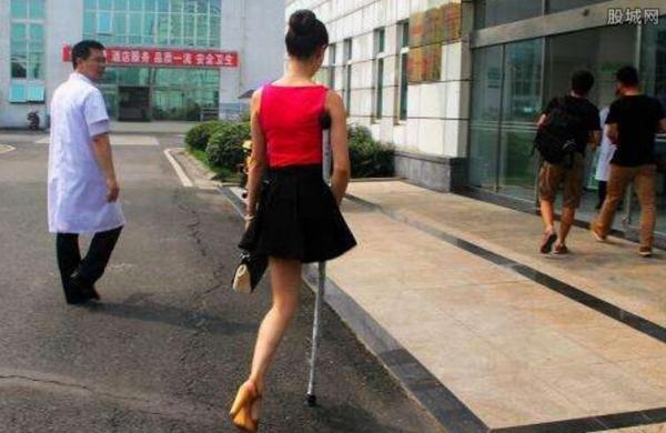 独腿女孩穿高跟鞋