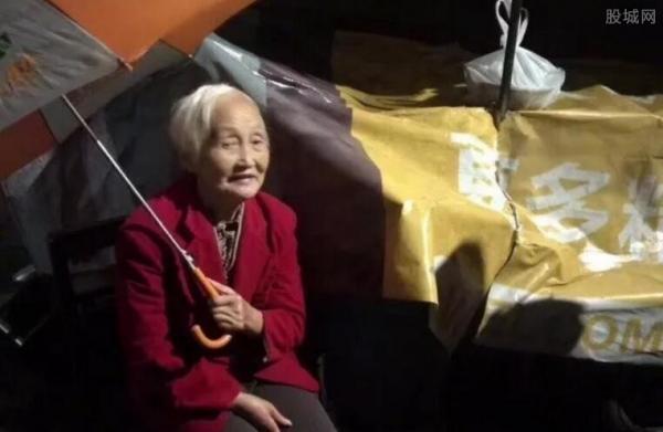 90岁老人照片暖哭人