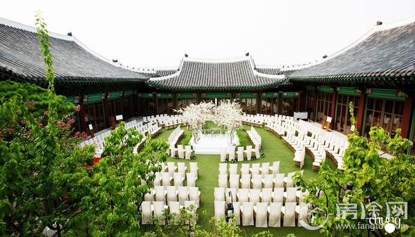 双宋户外婚礼场地曝光:花海包围似韩剧场景 场租50万元起跳