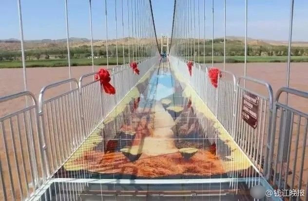 中国首座3D玻璃桥来了 众多游客争相前来体验刺激