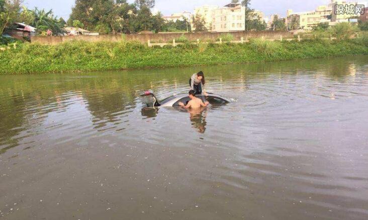 边开车边看手机冲进河里