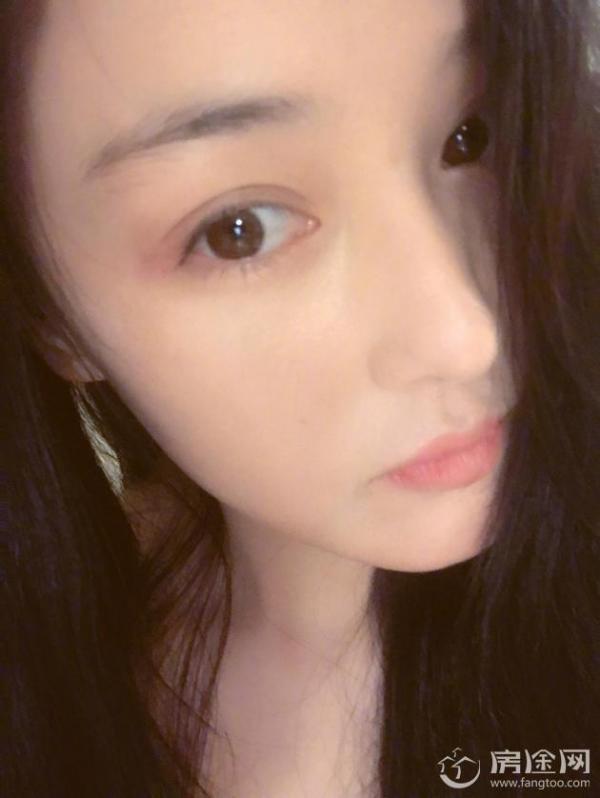张馨予晒素颜自拍照