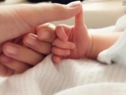 又撒狗粮 孙怡深夜晒女儿小手照与董子健秀恩爱