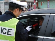 酒驾司机肇事逃逸飙演技 倒地上装死口吐白沫