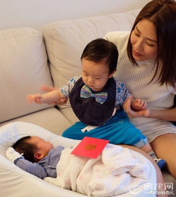 胡杏儿产后首晒子 曝光儿子英文名 澄清此前乌龙报道