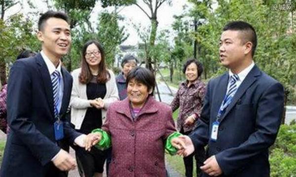 两新市民救落水老人