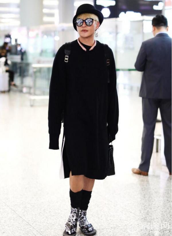 陈志朋穿高衩装露腿 妩媚咬唇撩人 他是GAY吗？
