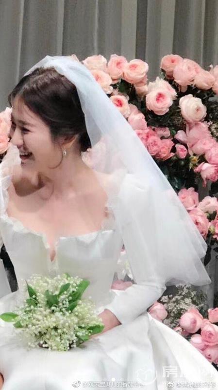 双宋婚礼高清大图 宋仲基宋慧乔婚礼直播新郎新娘对视含情牵手