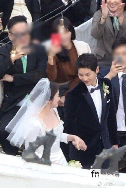 双宋婚礼高清大图 宋仲基宋慧乔婚礼直播新郎新娘对视含情牵手