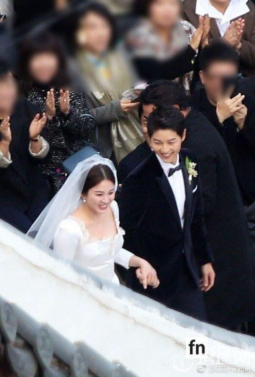 双宋婚礼高清大图 宋仲基宋慧乔婚礼直播新郎新娘对视含情牵手