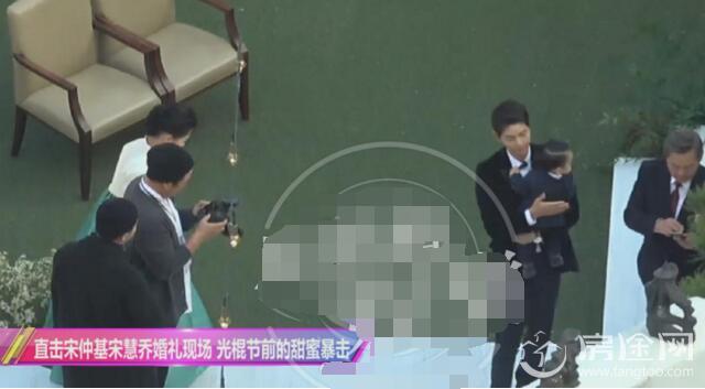 宋仲基宋慧乔现身婚礼彩排 新郎抱孩新娘婚纱曝光