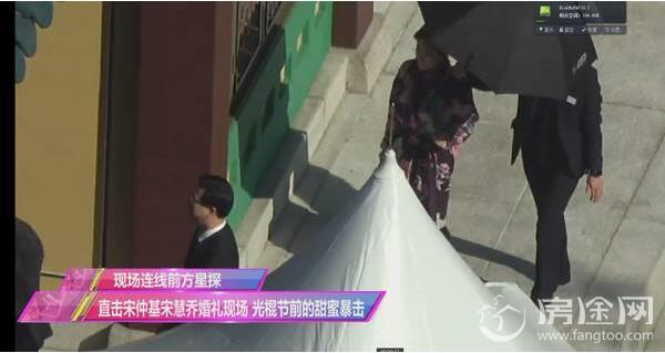 宋仲基宋慧乔现身婚礼彩排 新郎抱孩新娘婚纱曝光