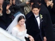 双宋婚礼高清大图 宋仲基宋慧乔婚礼直播新郎新娘对视含情牵手