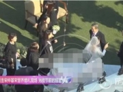 宋仲基宋慧乔现身婚礼彩排 新郎抱孩新娘婚纱曝光