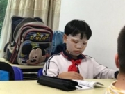 小学男生辅导班敷面膜90后女老师都自愧不如