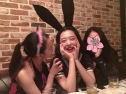 崔雪莉晒照片和好友聚会玩角色扮演  cos兔女郎清纯甜美