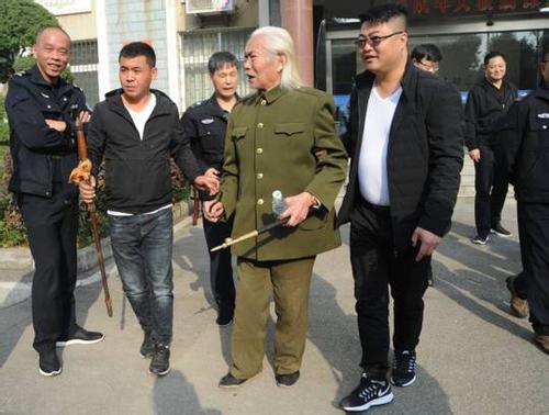 仗剑寻战友儿子 老人身上的疑点仍未被解开引关注