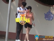 娄艺潇新恋情曝光 与新男友亲密约会拍照加揉肩