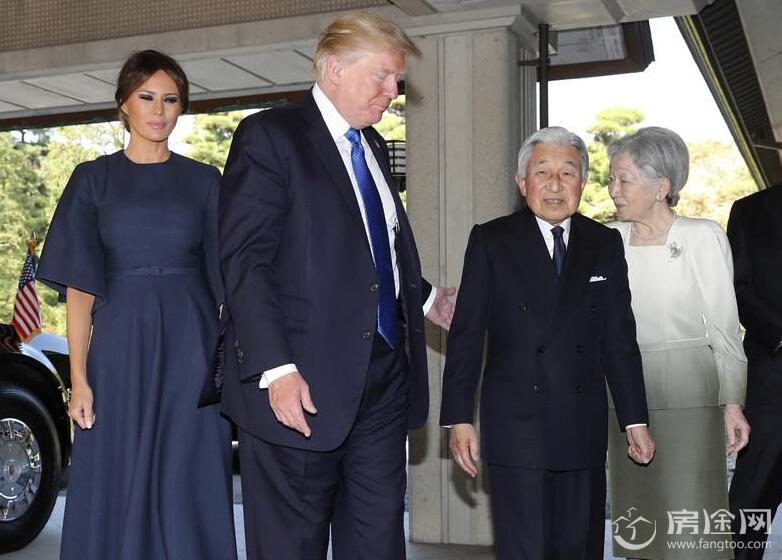 特朗普会见日本天皇夫妇不鞠躬 握手点头拍手臂与奥巴马形成对比