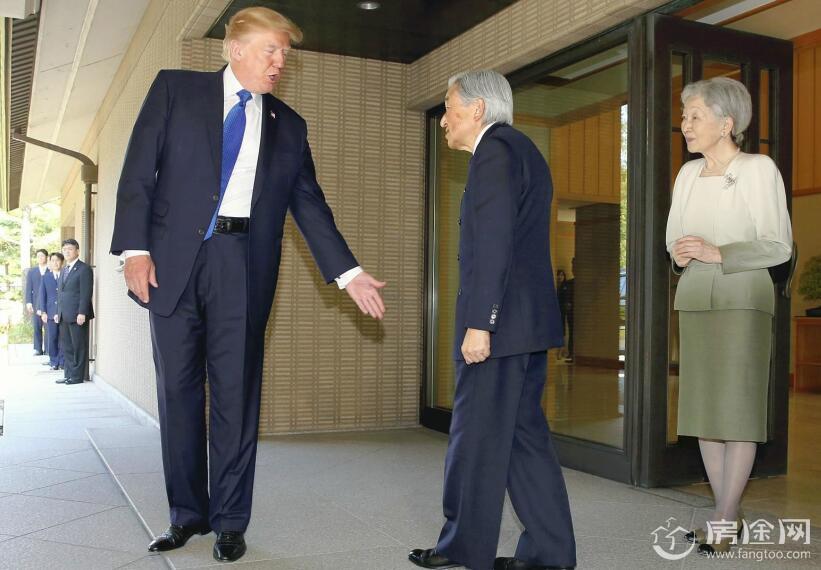 特朗普会见日本天皇夫妇不鞠躬 握手点头拍手臂与奥巴马形成对比