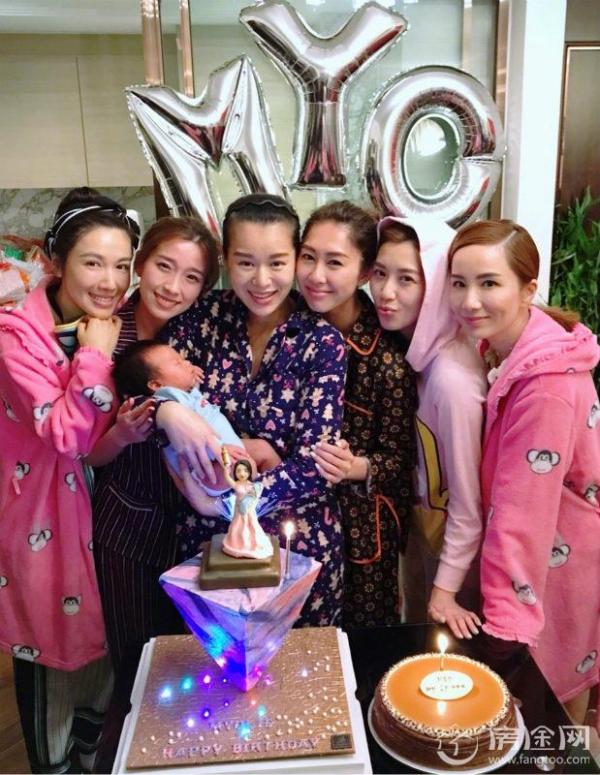 胡杏儿晒儿子满月照