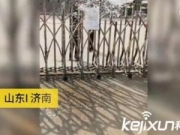 蓝翔泼水拒快递：快递今校须收一元钱 不然无法进校