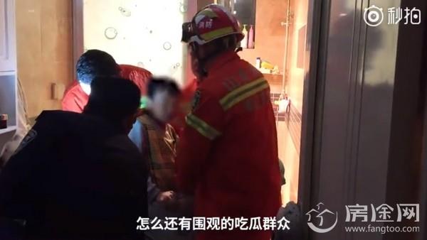 贪玩男孩被卡洗衣机