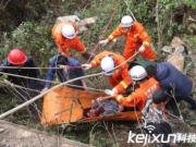 越野车坠百米深崖 车上7人奇迹生还