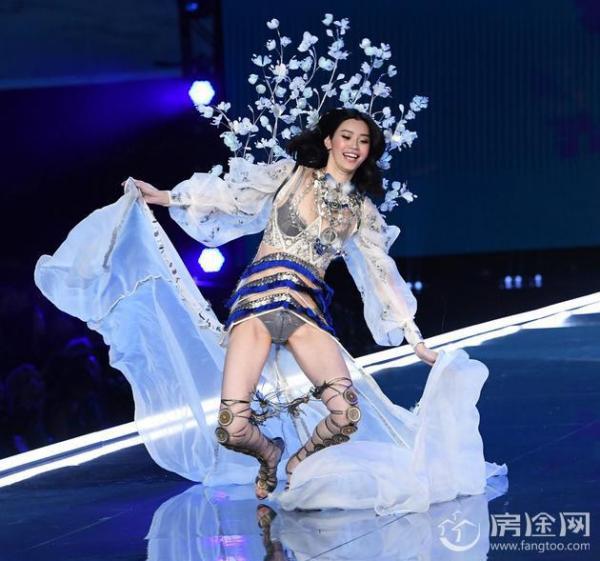 奚梦瑶摔跤 2017维密走秀奚梦瑶摔跤意外下跪 陈学冬是乌鸦嘴吗