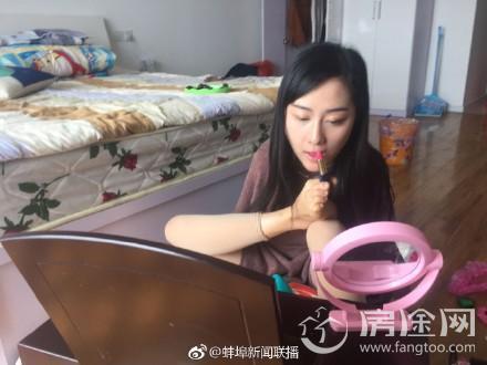 90后无臂女孩用脚直播成网红