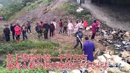 载1.4万双阿迪达斯鞋货车高速起火 司机急疯有人却趁火打劫