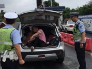 重庆男子带全家自驾游云南 超载两人被塞后备箱