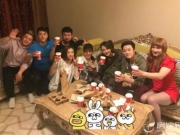 刘亦菲探班好友亲密合照 刘亦菲和邓紫飞什么关系是同班同学吗