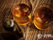 负鼠偷喝掉威士忌 晕头转向醉卧货架被发现