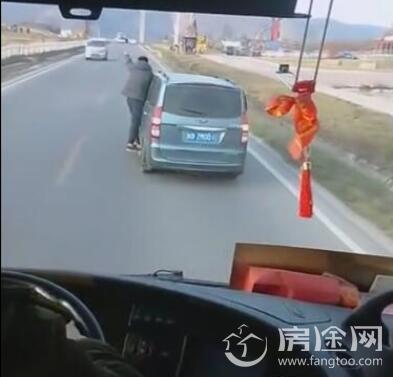 面包车现人肉外挂车门外竟然外挂一名男子