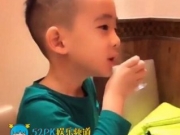 Jasper新发型帅气十足 大口喝饮料举杯干