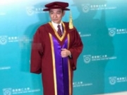 刘德华获颁授荣誉博士学位现场照 称第一天当博士很紧张