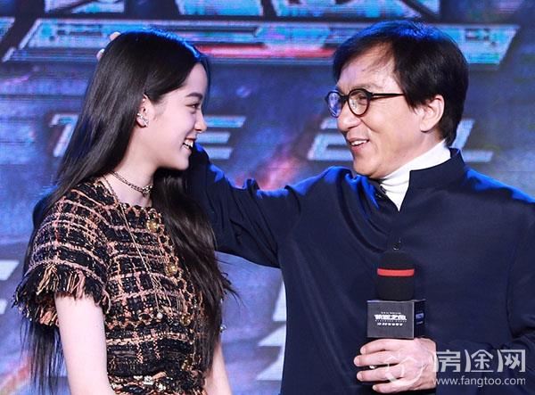 欧阳娜娜成龙亲密耳语爱抚摸头 欧阳娜娜晋升龙女郎获成龙摸头耳语亲密照顾