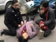 阆中女交警跪地安抚伤者走红网络