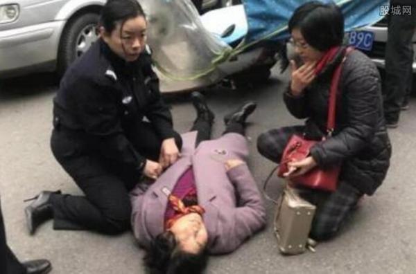 女交警跪地走红网络