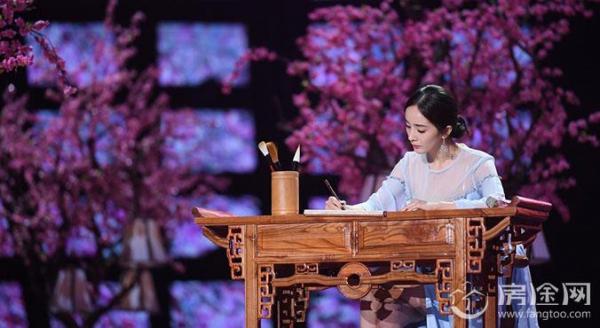 杨幂跨年演唱会秀书法 李小璐贾乃亮东方卫视跨年牵手杨幂秀书法张杰首谈孩子