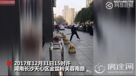 民警棒杀咬人金毛犬：爱狗人士表示强烈谴责称当街棒杀欠妥