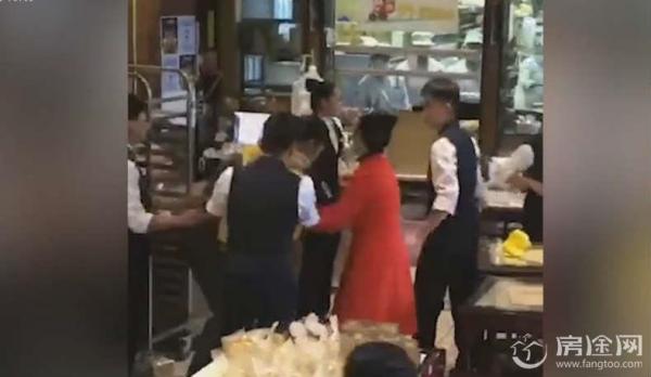 外卖小哥推搡店员遭店内员工围殴