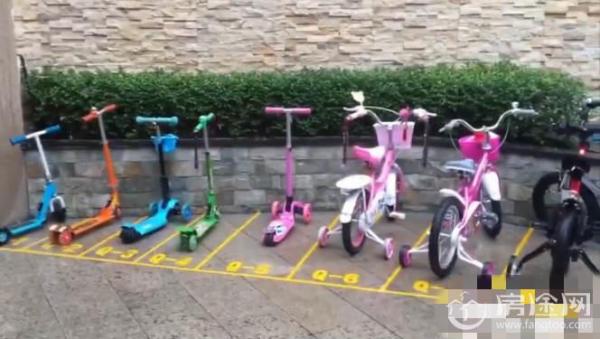 幼儿园画迷你停车位谁先来谁先停车